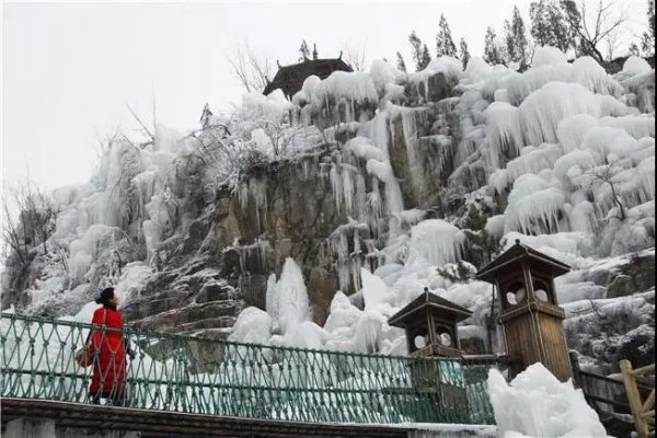 又是一個下雪天，潭溪山的冰瀑布美得正當時