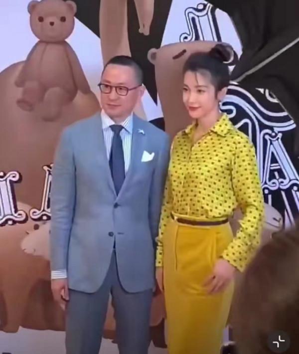 李冰冰參加活動由多個安保“護駕”,被贊臉小眼睛大完美得像雕塑 李冰冰參加活動由多個安保“護駕”,被贊臉小眼睛大完美得像雕塑