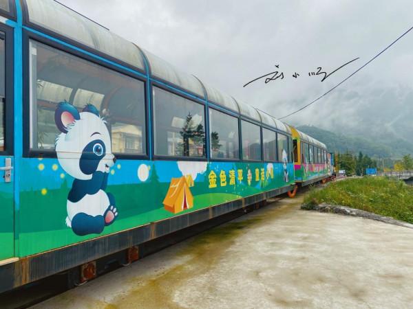 四川綿竹有一座童話小鎮，群山環繞，五彩斑斕，已成網紅打卡點