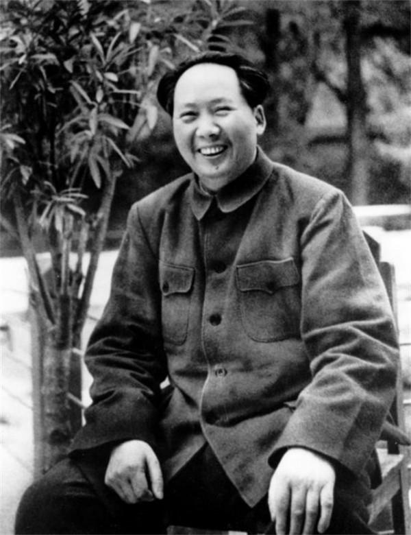 1947年蔣介石秘訪延安，坐矮凳睡毛主席的窯洞，那晚他徹夜未眠