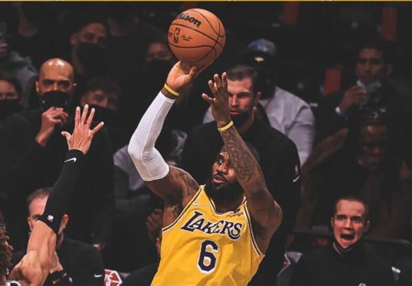 濃眉復出詹姆斯33分湖人勝籃網，哈登33&plus;12&plus;11