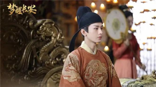 穿上龍袍也不像皇帝！朱亞文似太監，霍建華苦瓜相，張藝興太拉胯