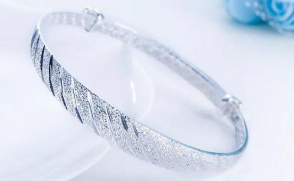 老年人戴銀手鐲有講究，選推拉更舒適，福壽更討喜