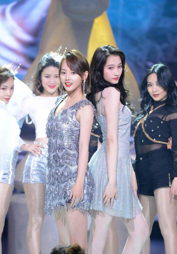 張嘉倪和關曉彤也太美了，同穿了銀色服裝，膚色對比挺明顯