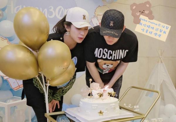 《花千骨》殺阡陌一家三口出遊,馬可笑著看著小菠蘿父愛滿滿 《花千骨》殺阡陌一家三口出遊,馬可笑著看著小菠蘿父愛滿滿