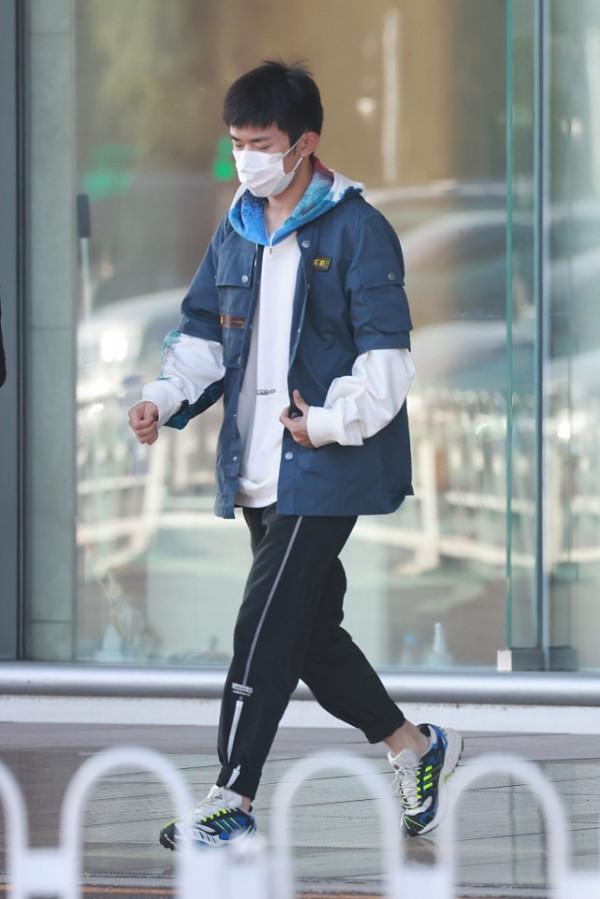 易烊千璽真是長大了,身穿襯衫和男人一樣,俊朗五官看不出少年氣 易烊千璽真是長大了,身穿襯衫和男人一樣,俊朗五官看不出少年氣