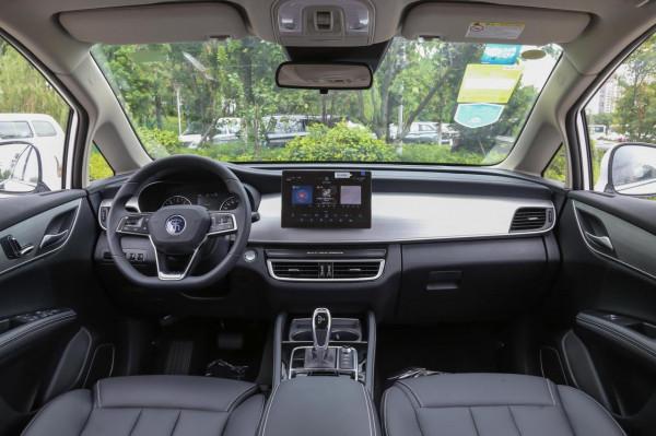 想買舒適省油的MPV，不妨看看這兩款，配矩陣式大燈、後排出風口