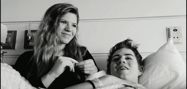 美國19歲小夥因車禍半身被截，女友卻絲毫不嫌棄，執意要求嫁給他