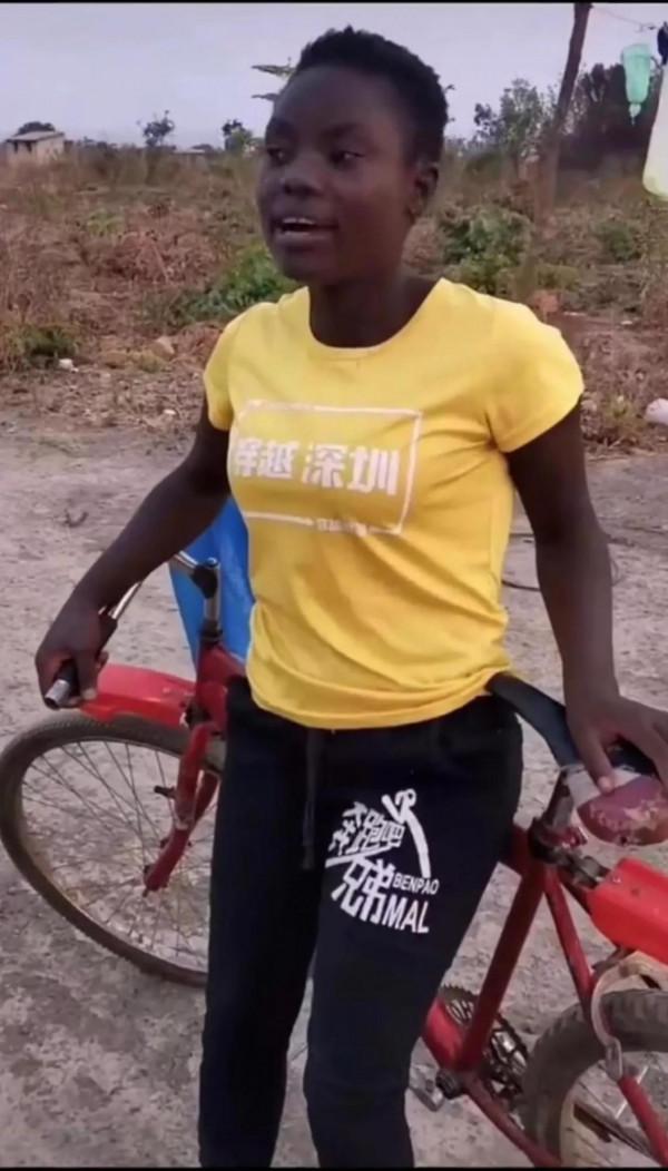 我們的舊衣服在非洲大受歡迎，上面的中文穿他們身上讓人忍俊不禁