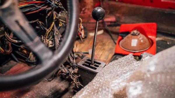 兄弟來輛法拉利嗎？實惠便宜的1982年法拉利308來自穀倉發現