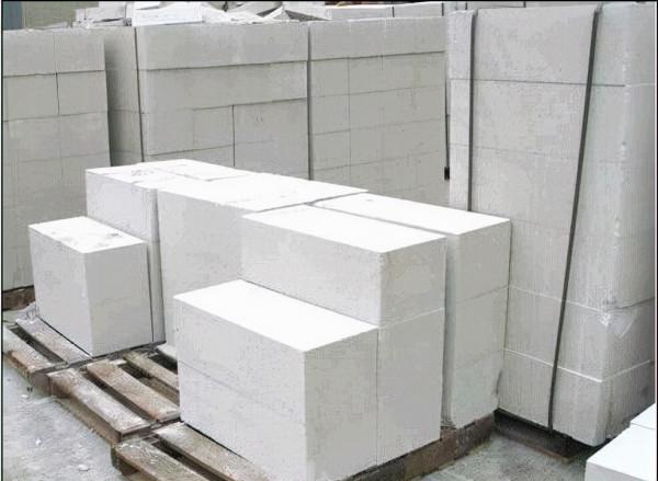 你家農村還用紅磚壘牆嗎？浪費，如今流行加氣磚，冬暖夏涼還抗震