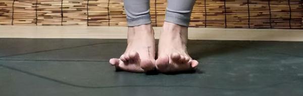 瑜伽山式站姿不是站直了就做對了，五個細節教你站直穩如山