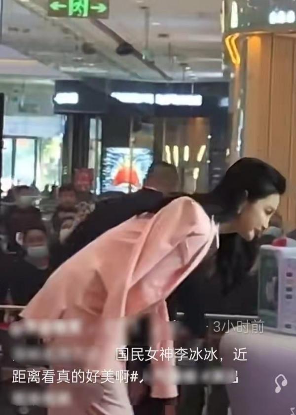 李冰冰商演被拍,臉繃緊腫脹一點不自然,但快50歲氣質還這麼好 李冰冰商演被拍,臉繃緊腫脹一點不自然,但快50歲氣質還這麼好