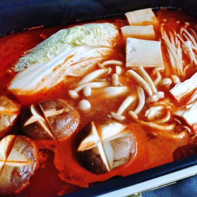 把全家人征服的番茄肥牛菌蔬火鍋，好吃到過分