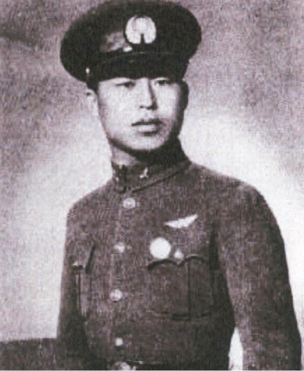 參加空軍因身高被拒,後成為第一個擊落侵華日軍戰機的中國飛行員 參加空軍因身高被拒,後成為第一個擊落侵華日軍戰機的中國飛行員
