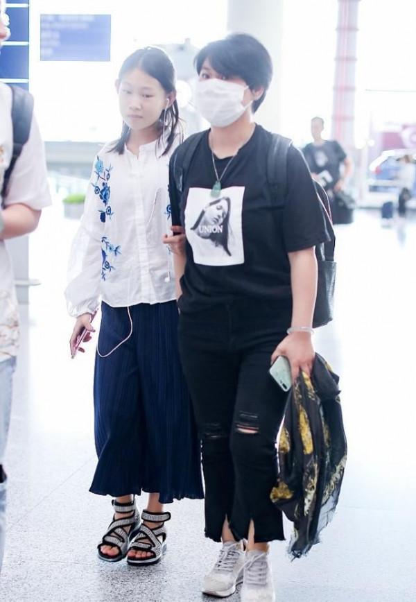 小瀋陽女兒真長大了，身高趕上媽媽沈春陽，穿得休閒清新挺時髦