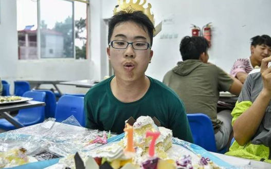 初中生自認為“很唯美”的舉動,老師覺得幼稚,同學覺得“掉價” 初中生自認為“很唯美”的舉動,老師覺得幼稚,同學覺得“掉價”