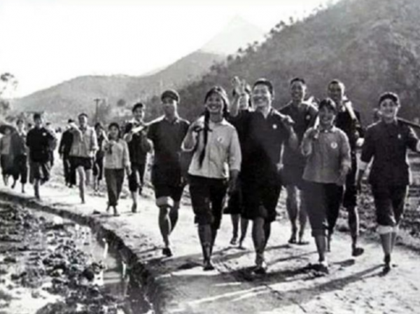 高幹女兒,不聽母親勸告,執意嫁農村大廚,貧苦30年靠餛飩翻身 高幹女兒,不聽母親勸告,執意嫁農村大廚,貧苦30年靠餛飩翻身