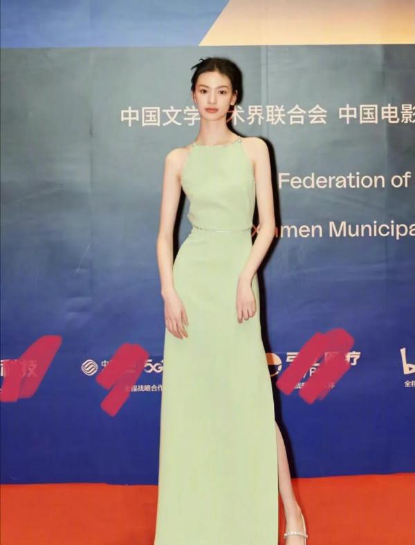 北影節紅毯女星:Angelababy紅心裙,張婧儀公主範,周冬雨P合照 北影節紅毯女星:Angelababy紅心裙,張婧儀公主範,周冬雨P合照