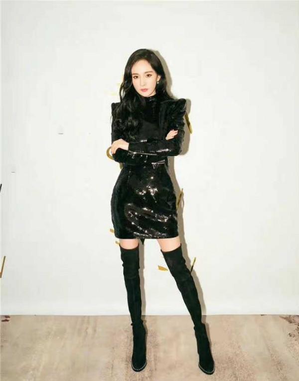 冉瑩穎真不怕凍，機場穿粉嫩超短裙好清涼，老公滿臉寫著不痛快