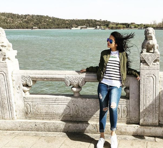 24歲柬埔寨公主自信曬中國大學畢業證，笑容甜美，穿蕾絲襯衫好美