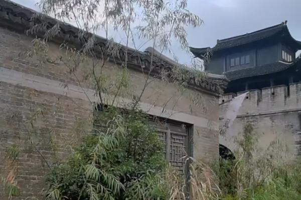 浙江荒廢的影視城，內部雜草叢生，與橫店影視城形成了鮮明對比