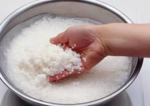 蒸米飯，直接加水蒸就錯啦，教你3個小訣竅，米飯粒粒分明不粘鍋