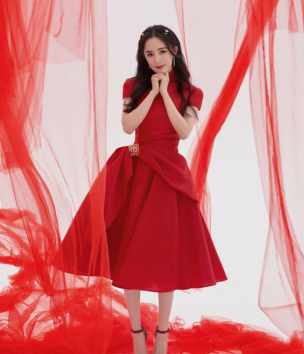 一襲紅衣的女星們，楊穎楊冪宋茜熱巴等誰最美呢