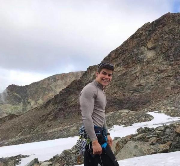 英國王室出了個英俊小哥，女王看好他，有望頂了哈里的缺