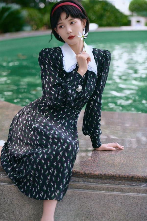 李一桐扮80年代女生,穿印花裙配短髮溫婉動人,好有年代感 李一桐扮80年代女生,穿印花裙配短髮溫婉動人,好有年代感