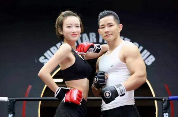 中國拳王楊建平身價過億,嬌妻氣質神似林志玲,兩人婚後很幸福 中國拳王楊建平身價過億,嬌妻氣質神似林志玲,兩人婚後很幸福