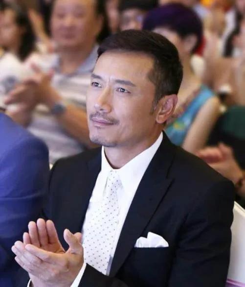 劉學義《夜色暗湧時》上演霸道總裁,還是不如在三界對味 劉學義《夜色暗湧時》上演霸道總裁,還是不如在三界對味