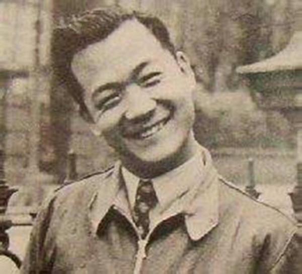 彭紹輝左臂被打斷成獨臂,全國解放後彭德懷撫著斷臂,向他道歉 彭紹輝左臂被打斷成獨臂,全國解放後彭德懷撫著斷臂,向他道歉