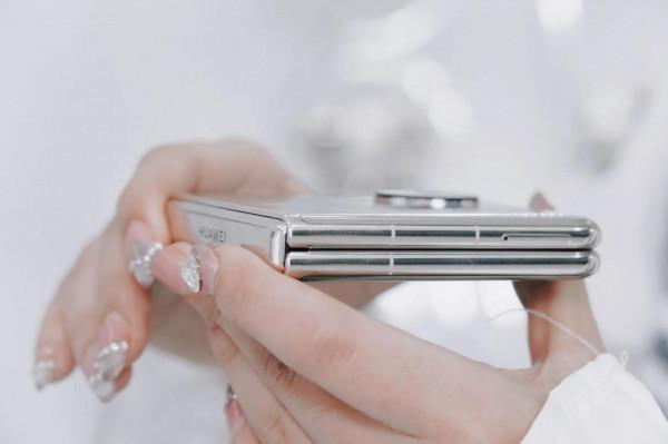 小姐姐上手華為P50Pocket 哪個配色是你的菜？