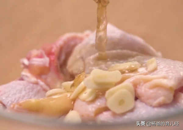 分享一款美味的黃油燜雞，烹飪簡單，肉嫩鮮香，家中孩子特愛吃