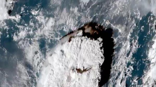 湯加火山突然爆發，升起巨大蘑菇雲，警報響起，海嘯擴散波及日本