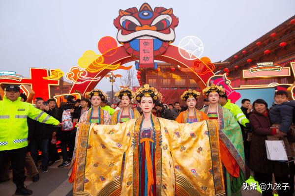 從不倒翁表演到火遍全網，憑一人之力帶火一座城，馮佳晨經歷了啥