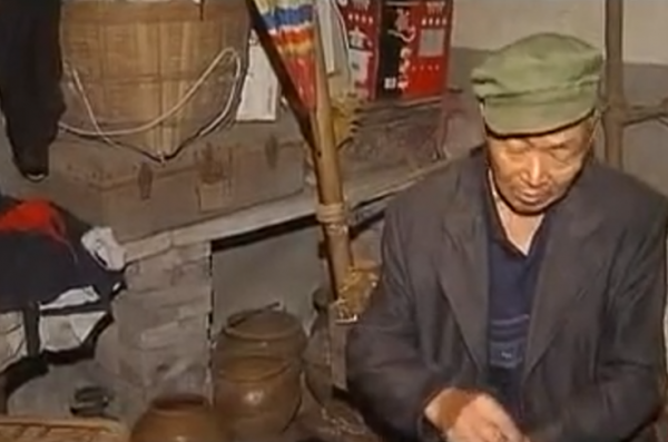 2010年，四川11歲女孩患怪病，全身潰爛癱瘓在床，父親做法惹眾怒