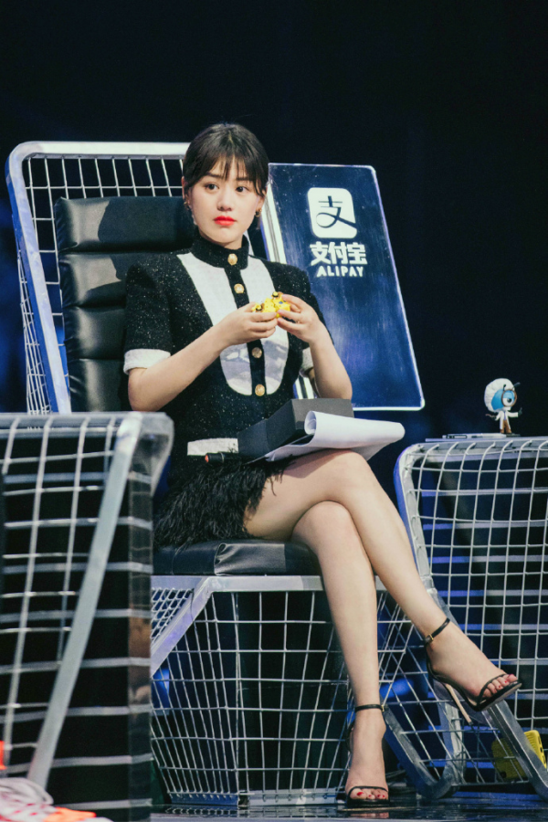 馬思純瘦下來更有“少女感”，穿白毛衣配短裙，甜美溫柔又減齡