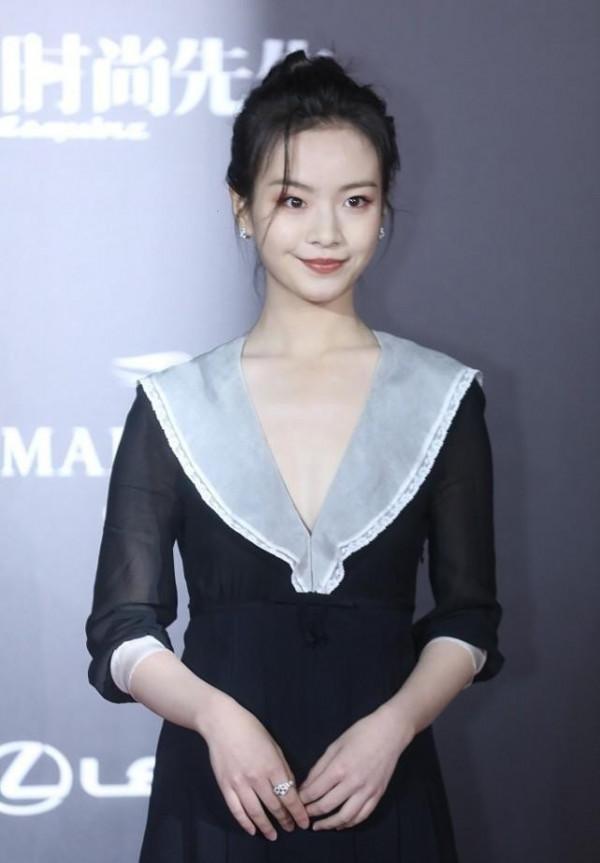 多大年紀就穿多大衣服，00後李庚希穿得太成熟，像是偷媽媽衣服