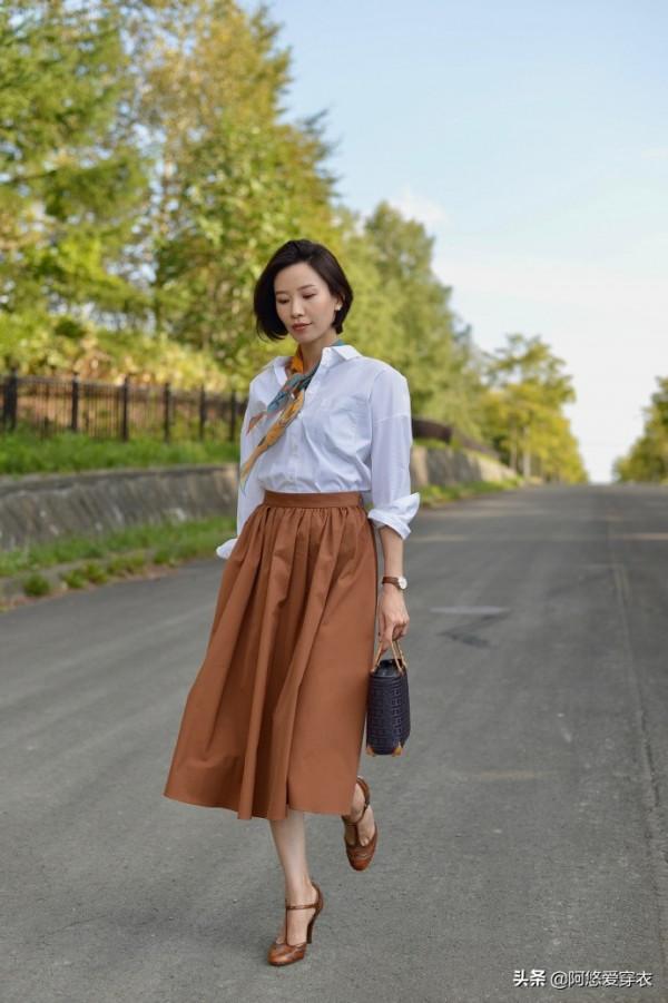 認真過秋的女人,早就備上“奶奶裙、奶奶褲”了,優雅不說還顯瘦 認真過秋的女人,早就備上“奶奶裙、奶奶褲”了,優雅不說還顯瘦