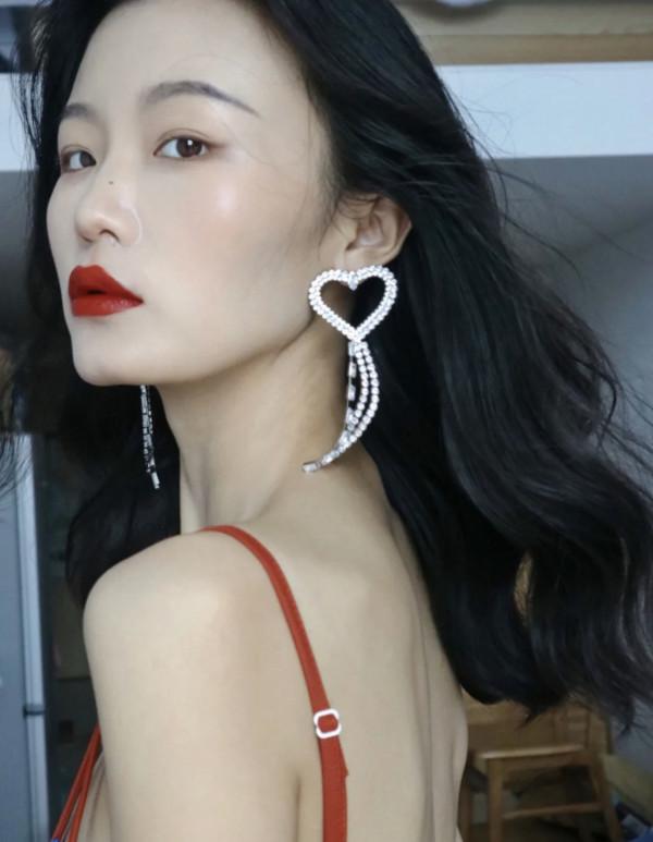 又被紅唇美到了，4支顯白高階的“開運紅”分享，新年就該這麼紅