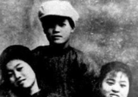 她吞下絕密檔案後遭敵人剖腹，臨危託孤，53年後丈夫和兒女又相聚