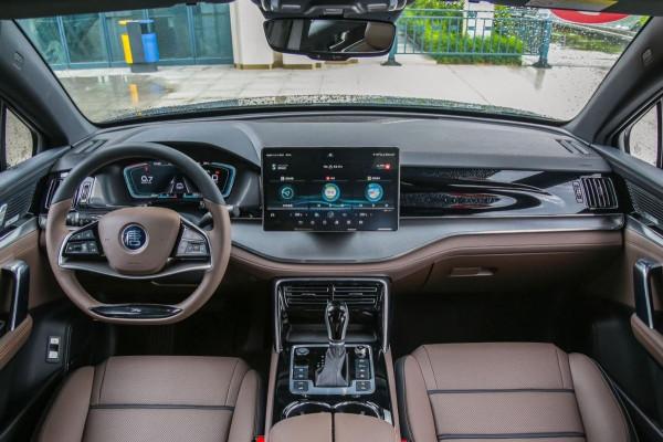 實拍比亞迪唐，配2.0T+6AT動力，7座佈局，到底香不香？