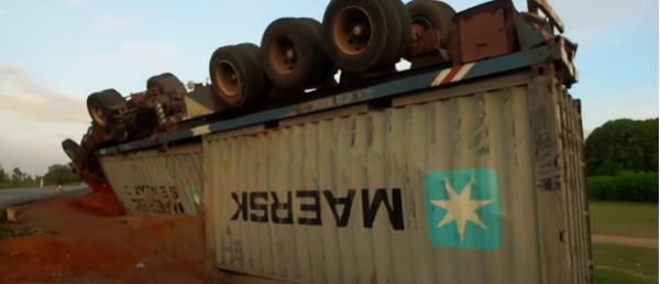 非洲堵車有多嚴重？收費站至少堵10天，公交車可以直接插隊走