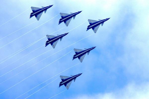 單挑美軍14架戰機，反殺4架後跳傘逃生，毛主席親書：孤膽英雄