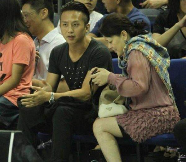 鄧超：把丈母孃當成親媽孝順，街頭混子改邪歸正，登上人生巔峰