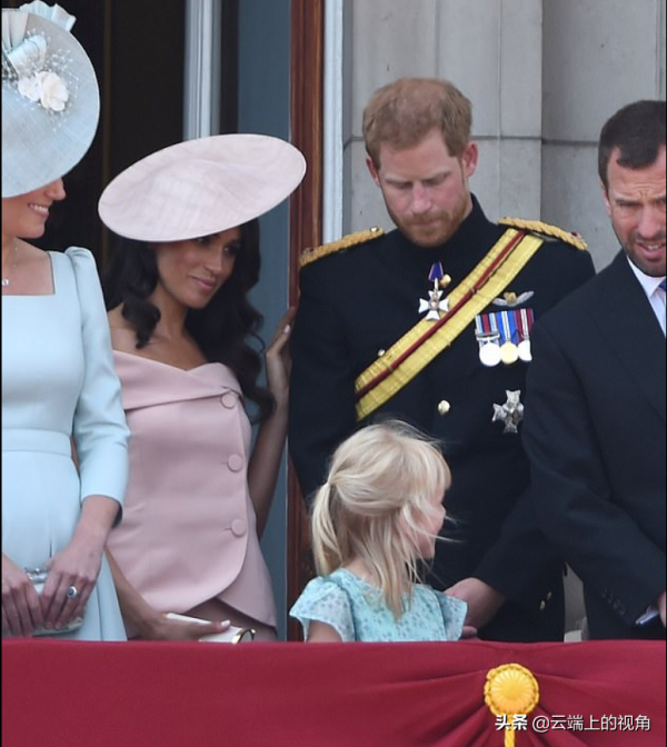 梅根為何總牽著哈里的手？他們的小動作逃不過專家的火眼金睛