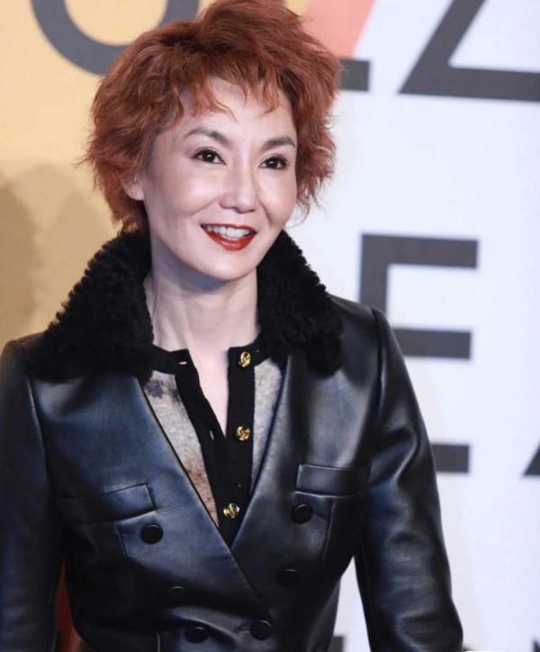 張曼玉這氣質真讓人服氣，穿皮衣配連衣裙好高階，老了依舊驚豔