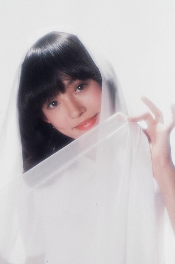 翁靜晶的“忘年戀”:“爹式”婚姻長達29年,張國榮曾為她著迷 翁靜晶的“忘年戀”:“爹式”婚姻長達29年,張國榮曾為她著迷